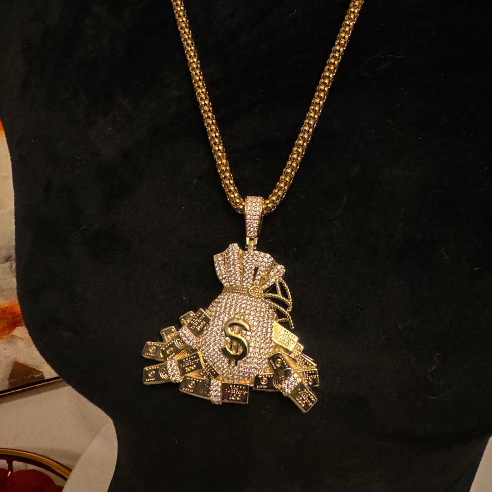Money bag pendant on 18 inch chain